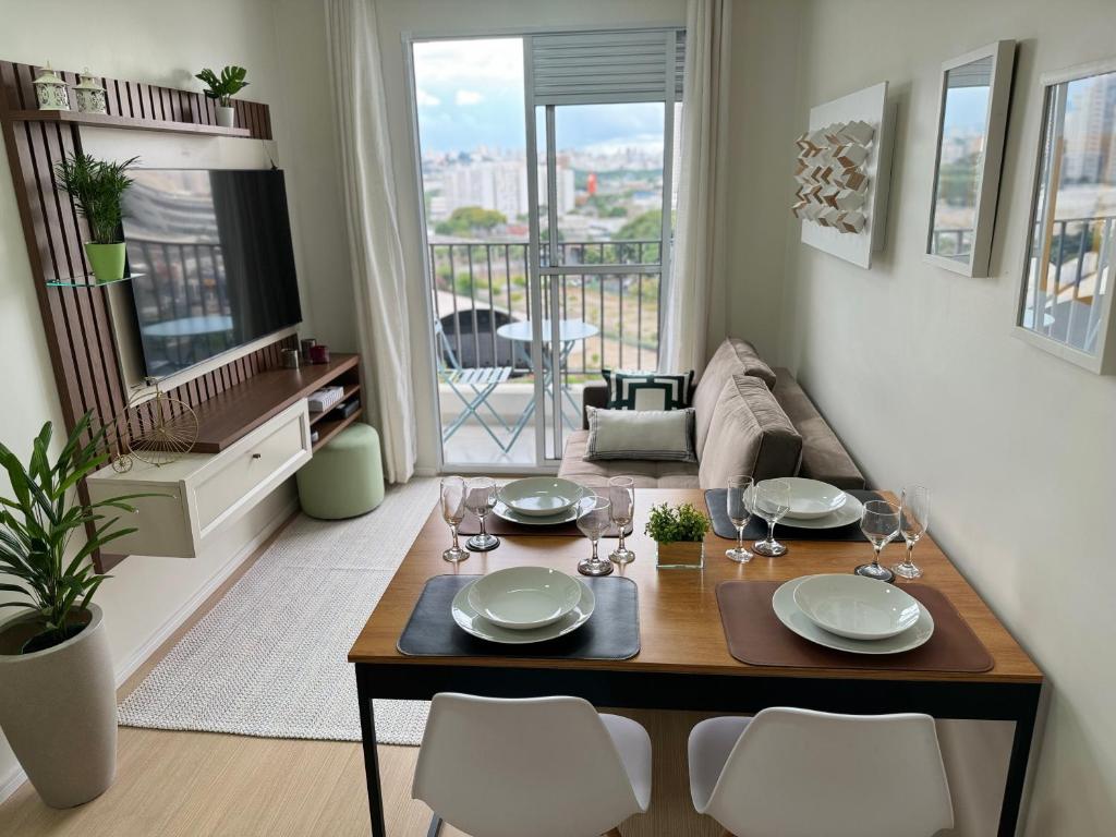 a dining room with a table and chairs in a living room at Apto perto Metrô, Allianz e Espaço Unimed in São Paulo