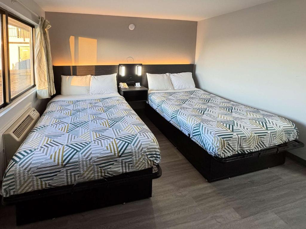 Un pat sau paturi într-o cameră la Motel 6-Janesville, WI