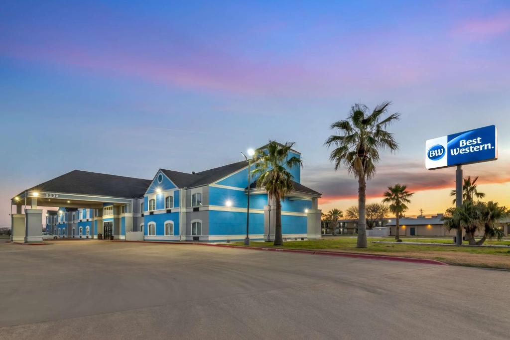 um edifício azul com um sinal em frente em Best Western Port Lavaca Inn em Port Lavaca