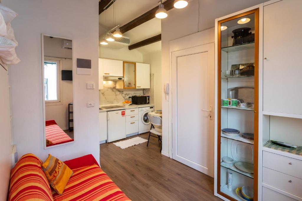 uma sala de estar com um sofá e uma cozinha em Casa Loredana em Veneza