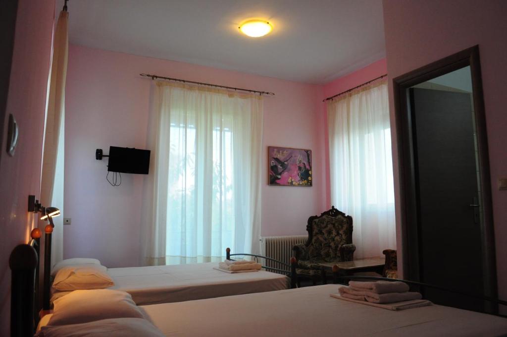 Postel nebo postele na pokoji v ubytování Christina Guest House