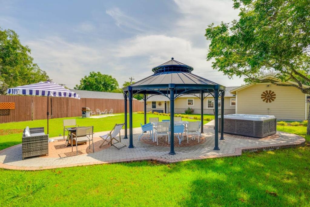 a gazebo with tables and chairs in a yard at Entertainers Paradise 16m to wine trail 2 kings in Blanco