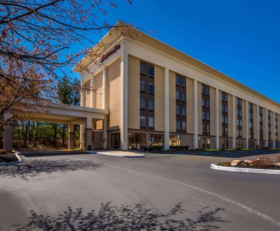 un gran edificio blanco con una calle delante en Hampton Inn Philadelphia/Willow Grove, en Willow Grove