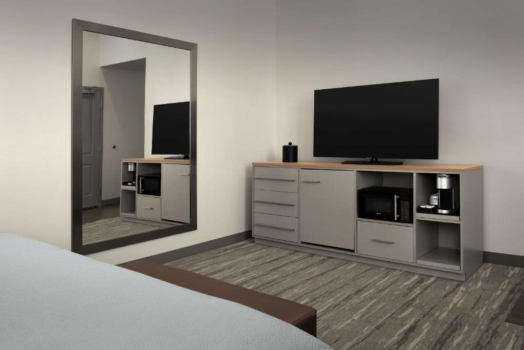Hilton Garden Inn Los Angeles Marina Del Rey - Bungalow With King Bed