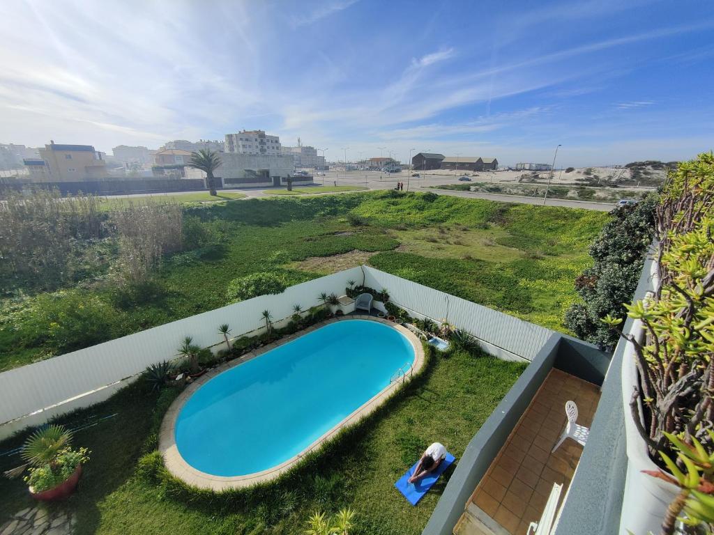 una vista aérea de una piscina en un patio en Vagueira Guest House & Beach Hostel en Aveiro