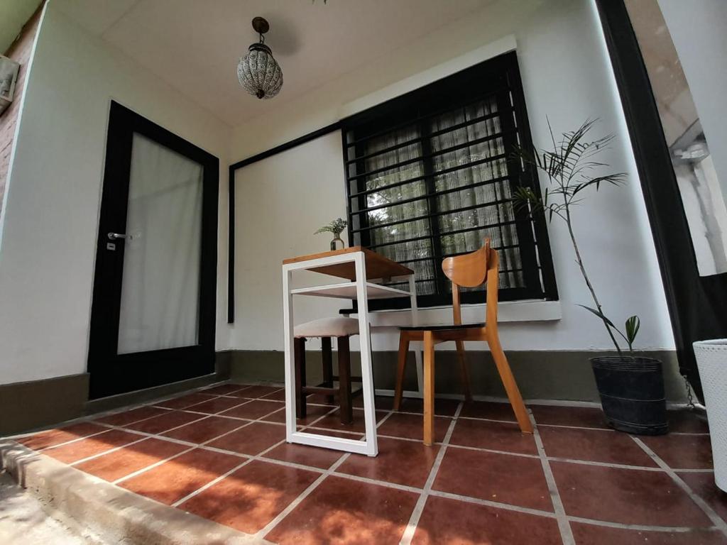 a desk and chair in a room with a window at Casa Rita in Yerba Buena