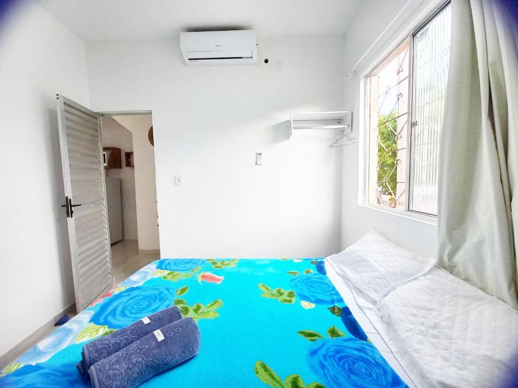 薩爾瓦多的住宿－Mar.6: spacious 1 room, 2 AC, near Airport and Stella Maris beach，一间卧室配有一张带蓝色毯子的床