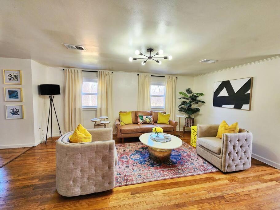 אזור ישיבה ב-Chic Spacious Apt Near Attractions/Food/EWR/NYC