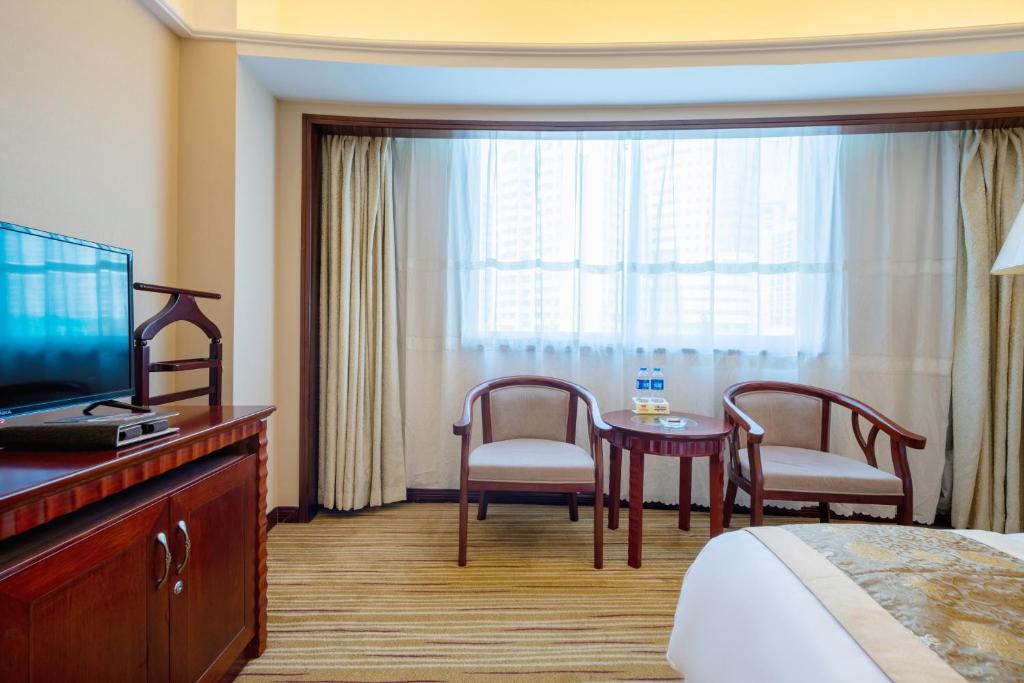TV a/nebo společenská místnost v ubytování Sunshine Holiday Hotel Fuzhou