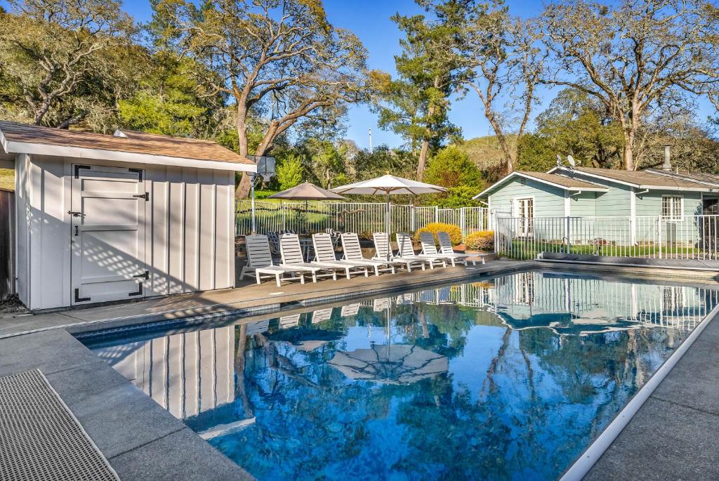 Wine Country Retreat with Pool, 10 Mi to Dtwn Sonoma في غلين إلين: مسبح وكراسي ومنزل