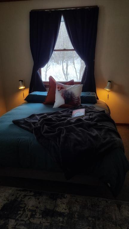 Postel nebo postele na pokoji v ubytování Kitsune Lodge Myoko Japan