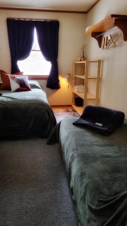 Postel nebo postele na pokoji v ubytování Kitsune Lodge Myoko Japan