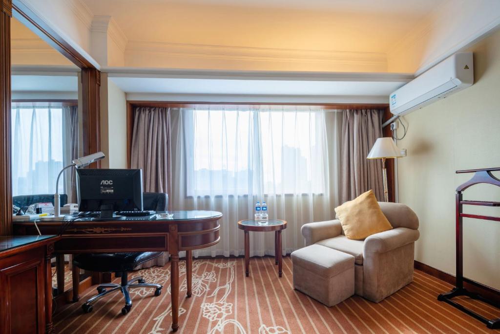 TV a/nebo společenská místnost v ubytování Sunshine Holiday Hotel Fuzhou