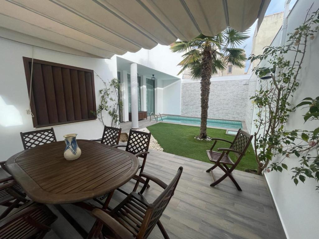 巴埃薩的住宿－Donde habita el olvido，一个带桌椅和棕榈树的庭院