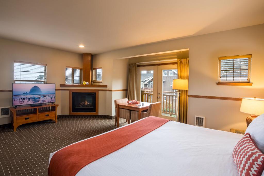 Postel nebo postele na pokoji v ubytování Inn at Cannon Beach