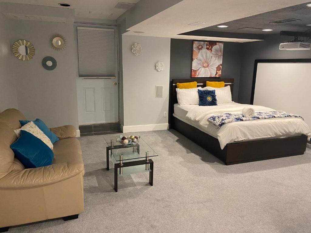 密西沙加的住宿－Fully furnished basement studio apartment，一间卧室配有一张大床和一张沙发