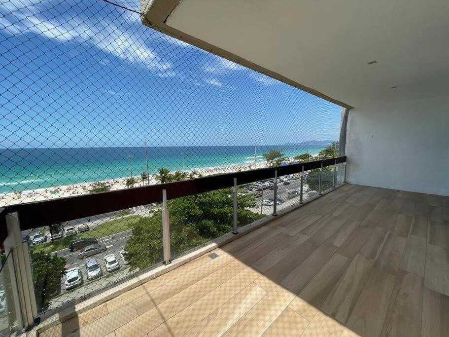 Elle comprend un grand balcon offrant une vue sur la plage. dans l'établissement Vista Mar na Barra da Tijuca, à Rio de Janeiro