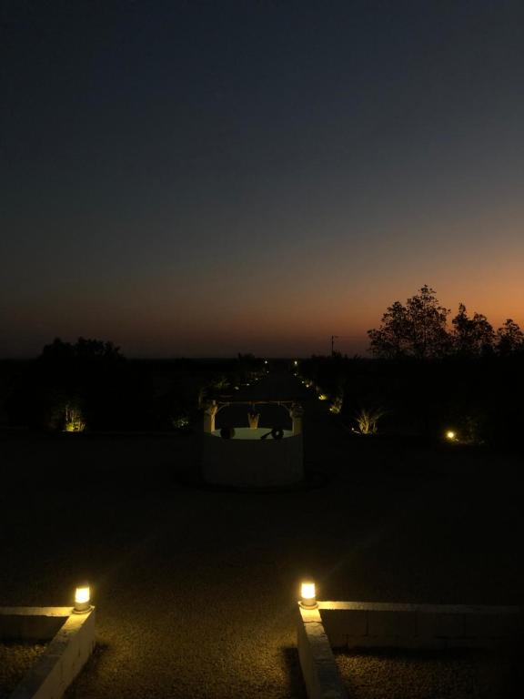 a night view of a patio with lights in the dark at مزرعة واستراحة درب التوت in Riyadh