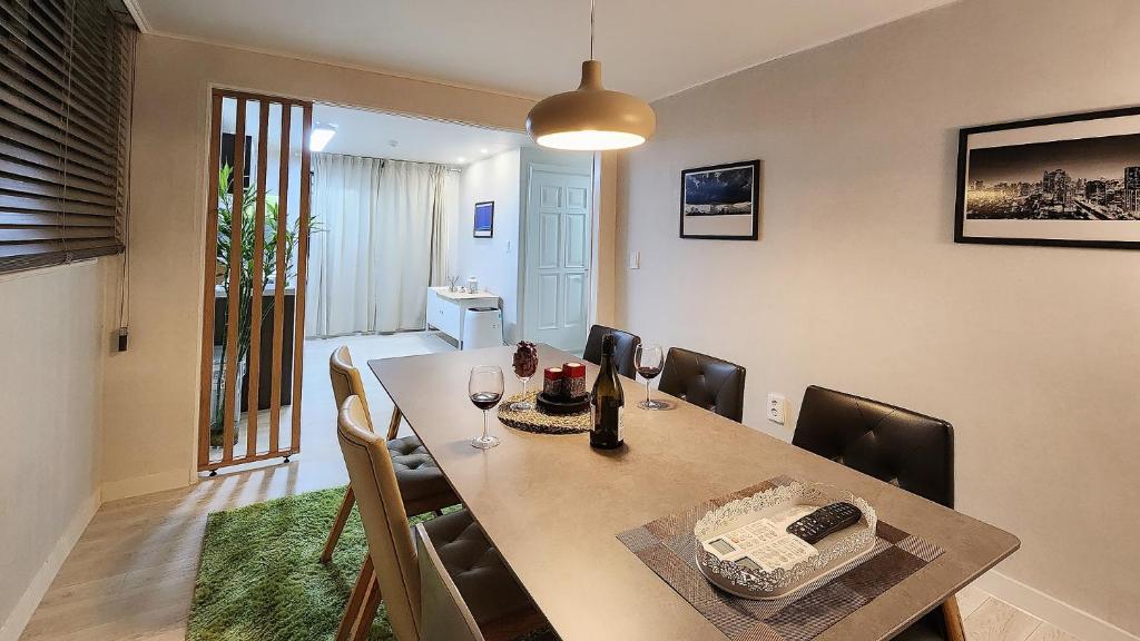 ein Esszimmer mit Tisch und Stühlen in der Unterkunft 잠실역 근처 가족숙소 더하리하우스 in Seoul