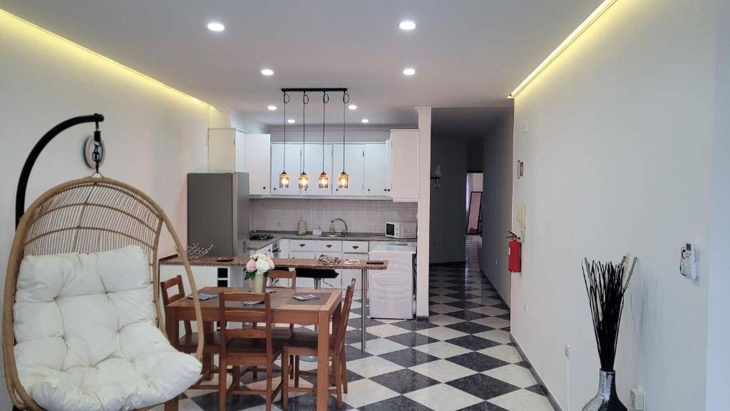 - une cuisine et une salle à manger avec une table et des chaises dans l'établissement Apartment in Biscoitos Terceira, à Biscoitos
