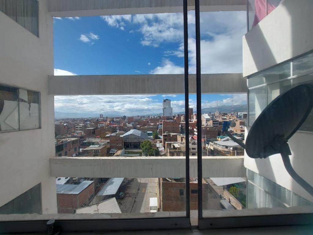 einen Blick auf die Stadt aus dem Fenster eines Gebäudes in der Unterkunft Departamento centrico de lujo en Huancayo in Huancayo