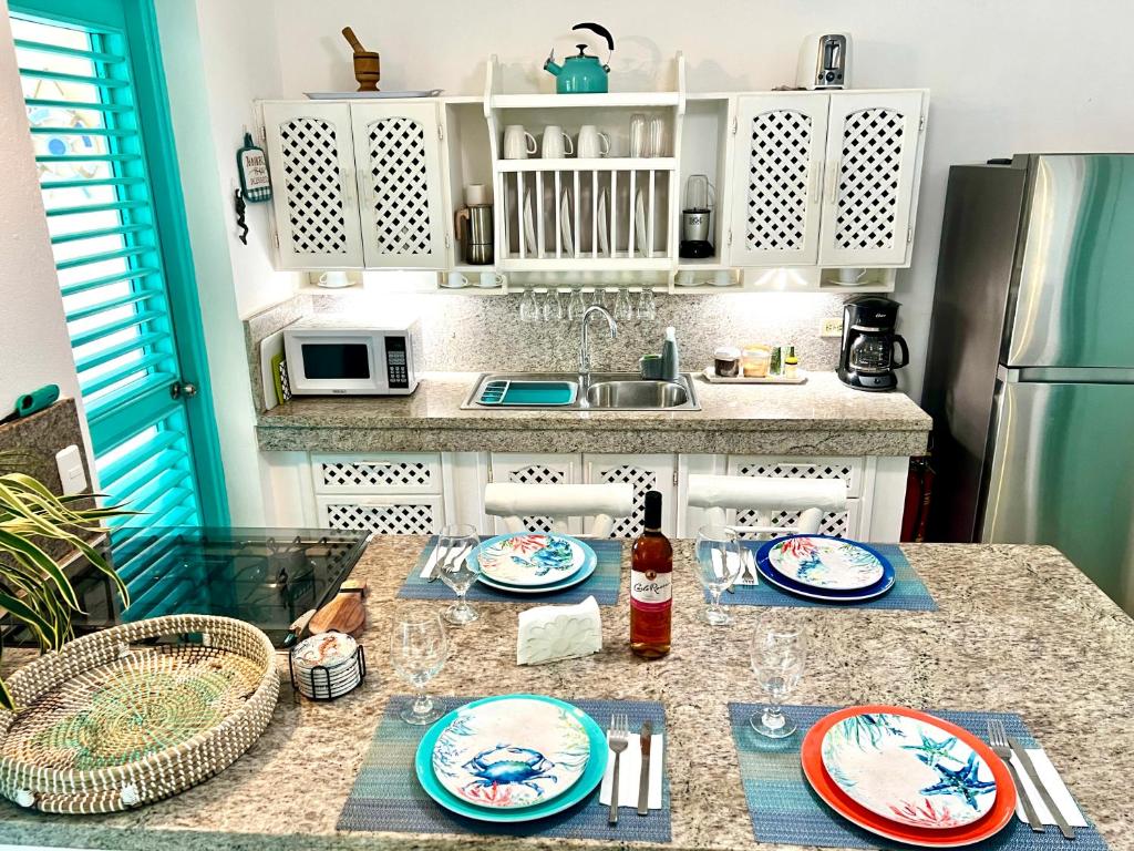 Kuchyň nebo kuchyňský kout v ubytování La Dolce Vita Beachfront Apt 2