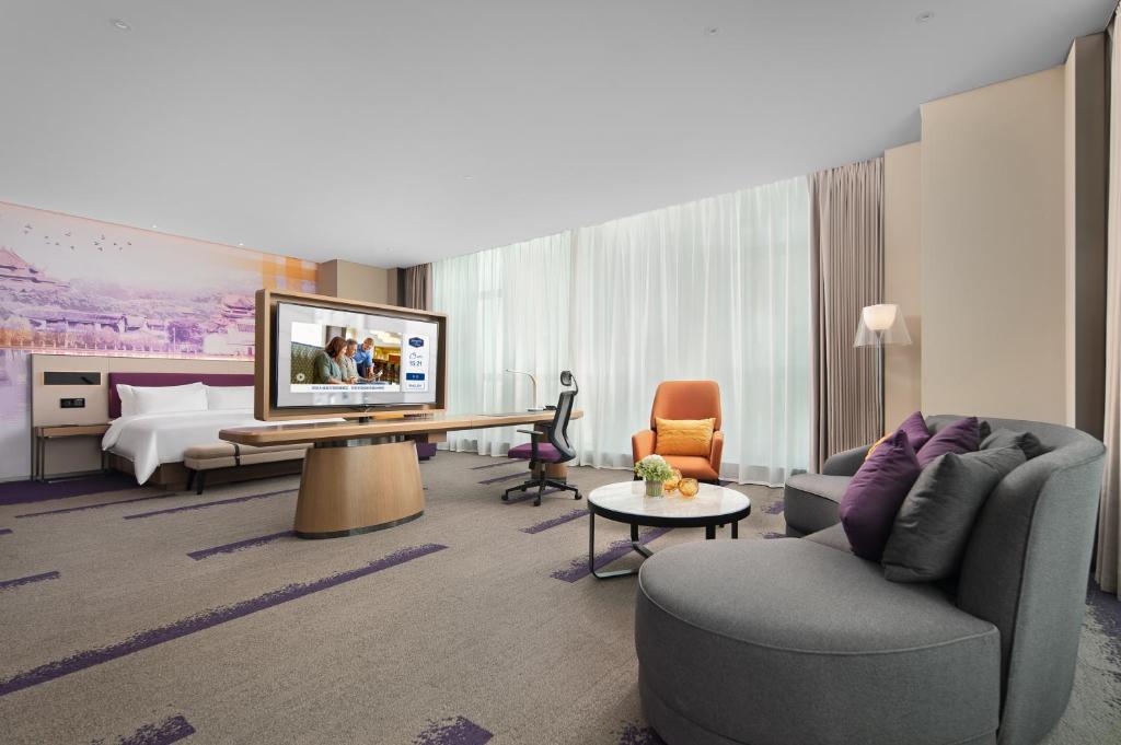 TV a/nebo společenská místnost v ubytování Hampton by Hilton Foshan Shunde Beijiao