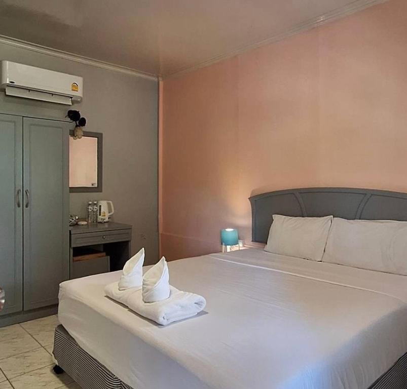 Postel nebo postele na pokoji v ubytování Phuket Golden Sand Inn - SHA Extra Plus