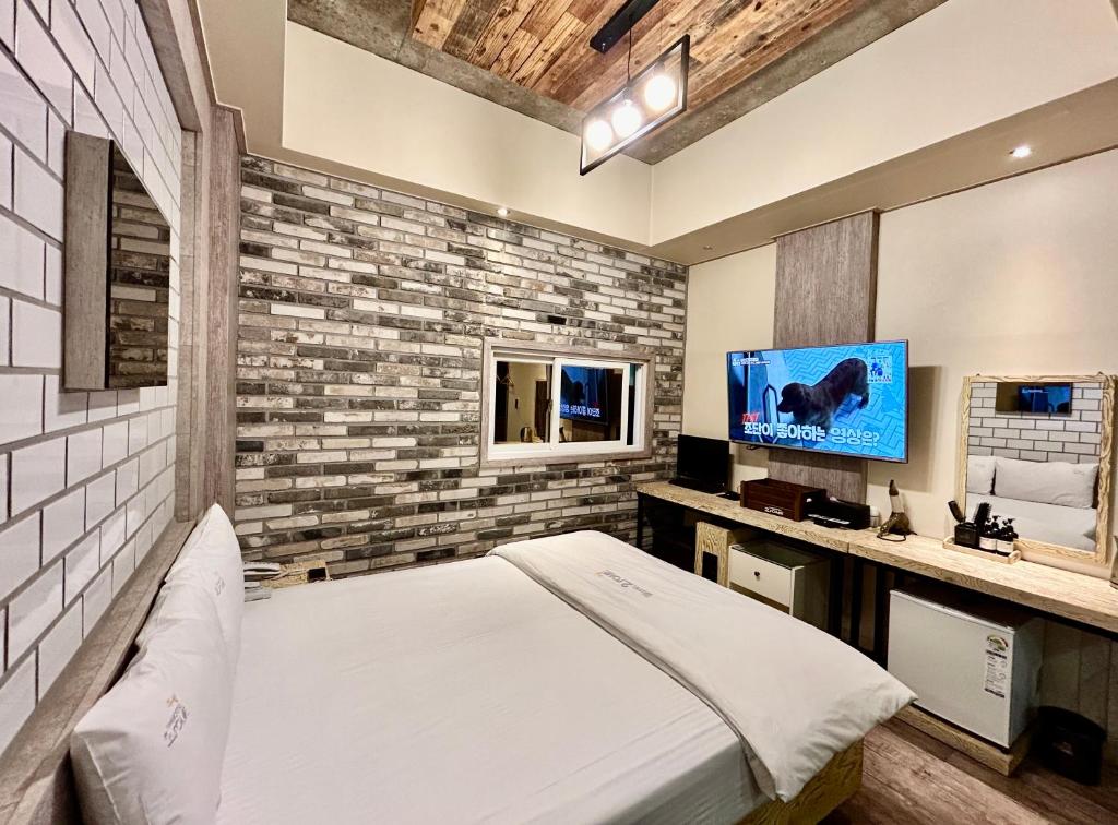 una camera con letto e TV a schermo piatto di 2SOME Motel a Daegu