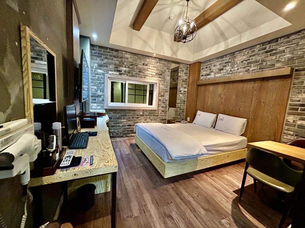 TV a/nebo společenská místnost v ubytování 2SOME Motel