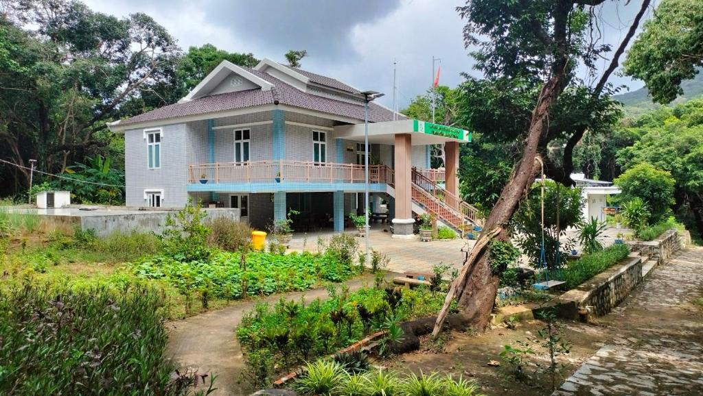 昆岛DAT THAM Beach - Con Dao National Park的一栋前面带花园的房子