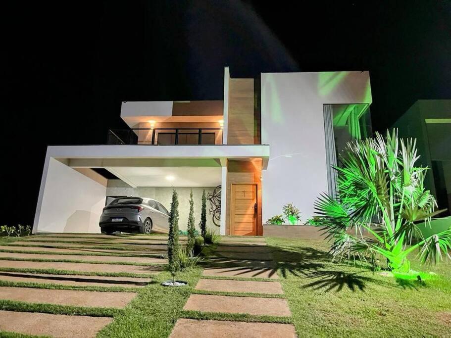 una casa con una macchina parcheggiata di fronte di CASA LIMA, nossa casa na represa a Itaí