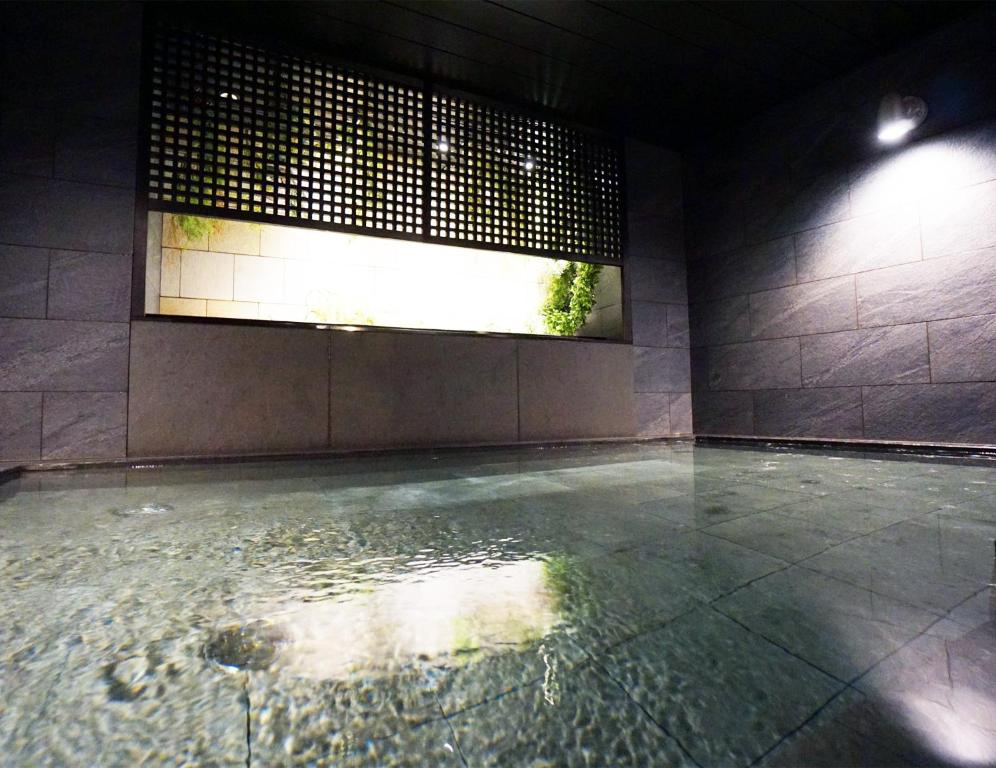 Bazén v ubytování Hotel SUI Kobe Sannomiya by ABEST nebo v jeho okolí