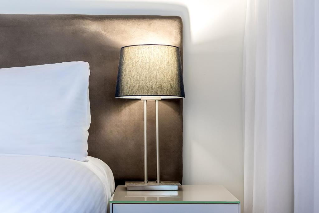 Postel nebo postele na pokoji v ubytování Oaks Nelson Bay Lure Suites
