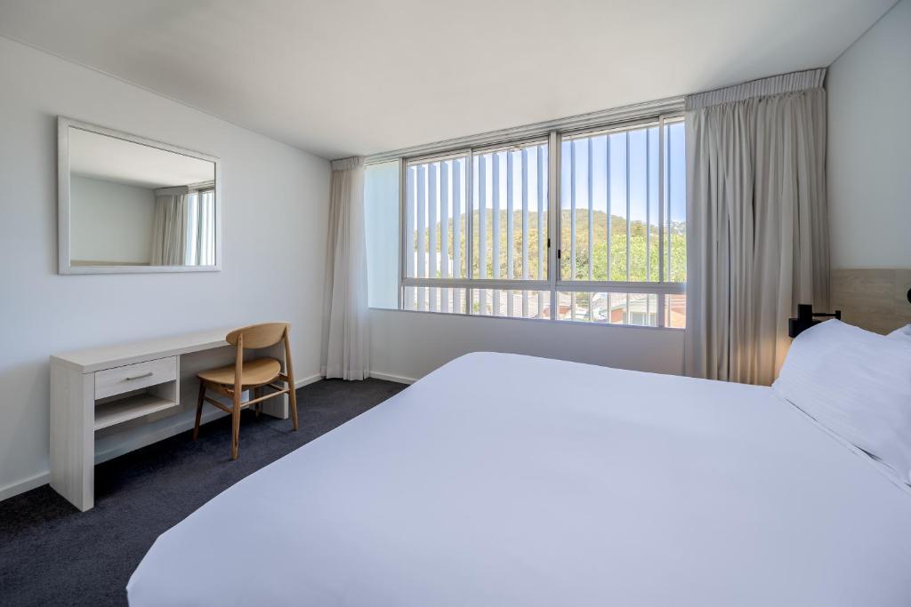 Postel nebo postele na pokoji v ubytování Oaks Nelson Bay Lure Suites
