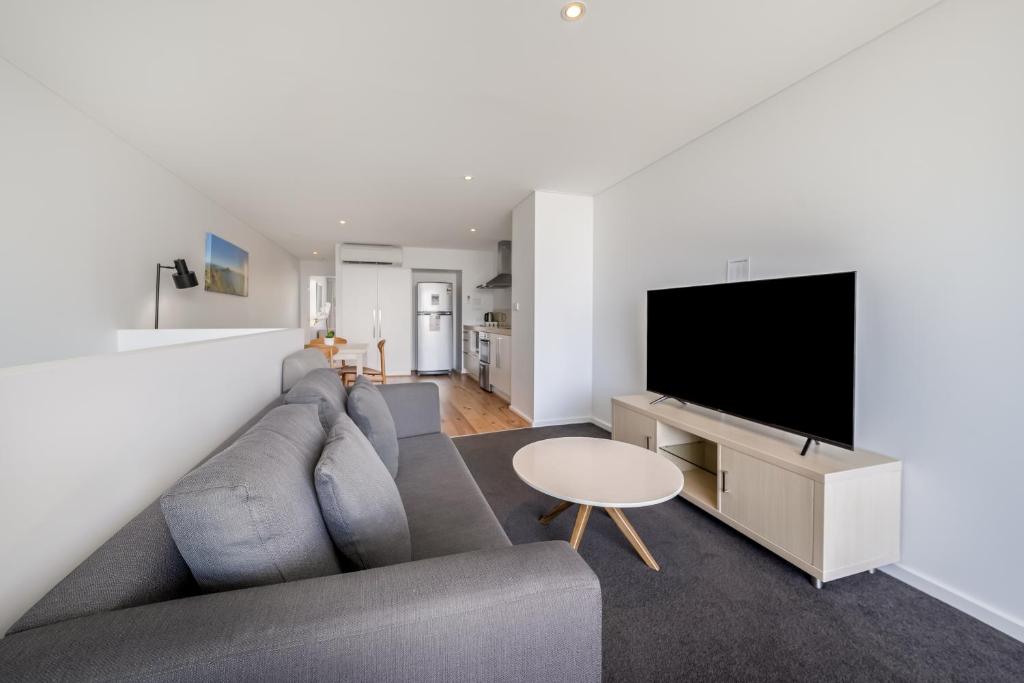 TV a/nebo společenská místnost v ubytování Oaks Nelson Bay Lure Suites