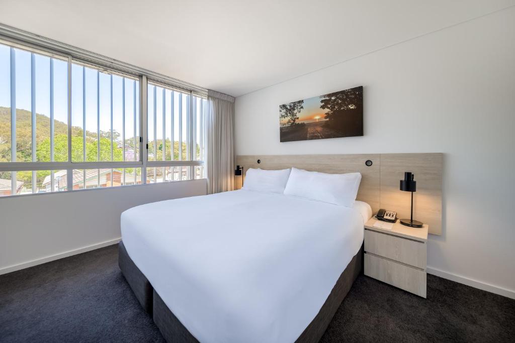 Postel nebo postele na pokoji v ubytování Oaks Nelson Bay Lure Suites