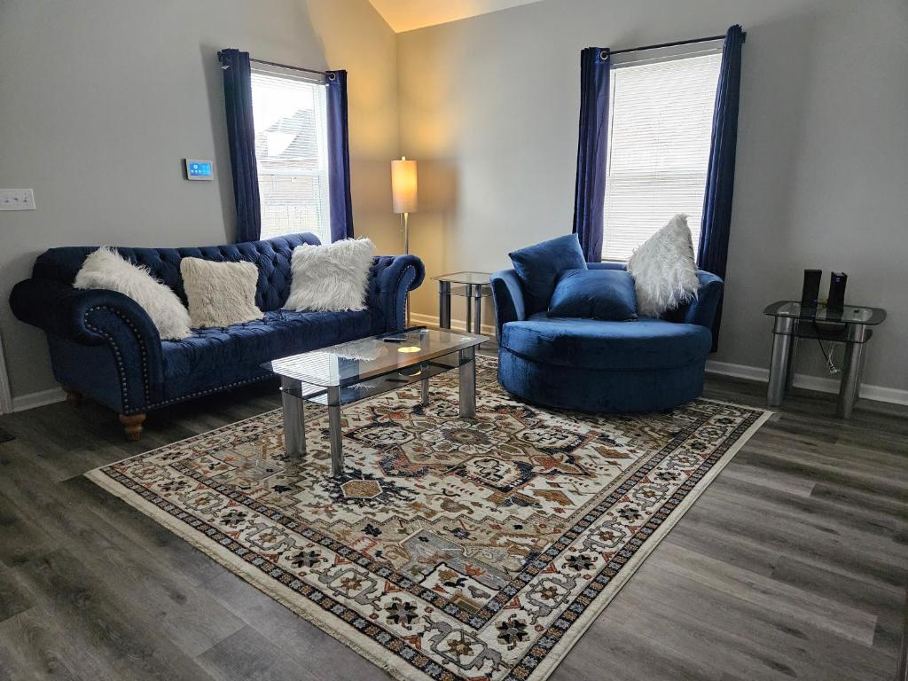 uma sala de estar com dois sofás azuis e um tapete em New 3BD Home Near Downtown Indy em Indianápolis