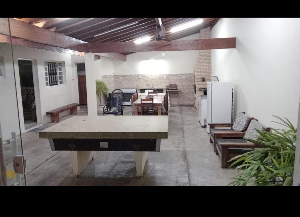 een keuken en eetkamer met een tafel en stoelen bij Edicula Paz e Amor in Piracicaba