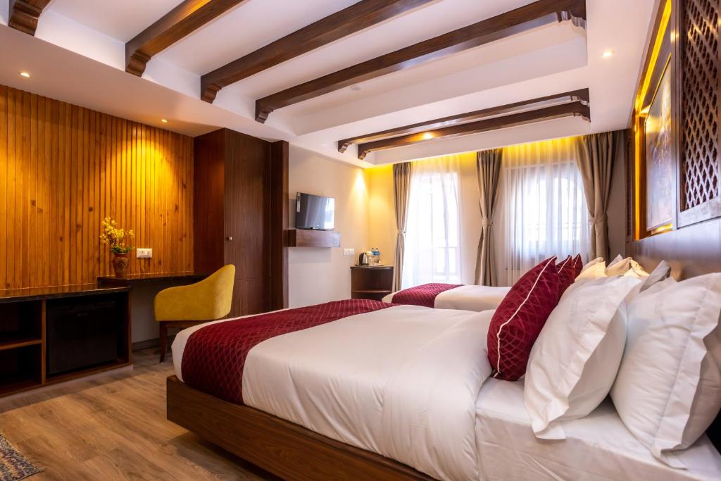 Postel nebo postele na pokoji v ubytování Kailash Boutique Hotel