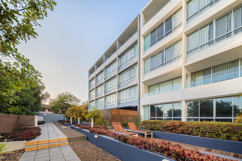 una imagen de la parte delantera de un edificio en Oaks Nelson Bay Lure Suites, en Nelson Bay