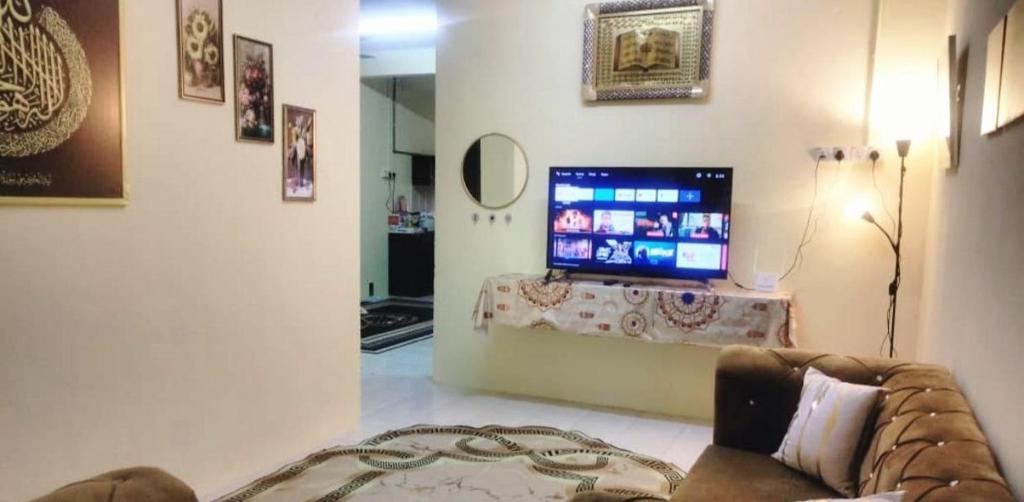 En TV eller et underholdningssystem på Pengkalan Sayangku Homestay islam