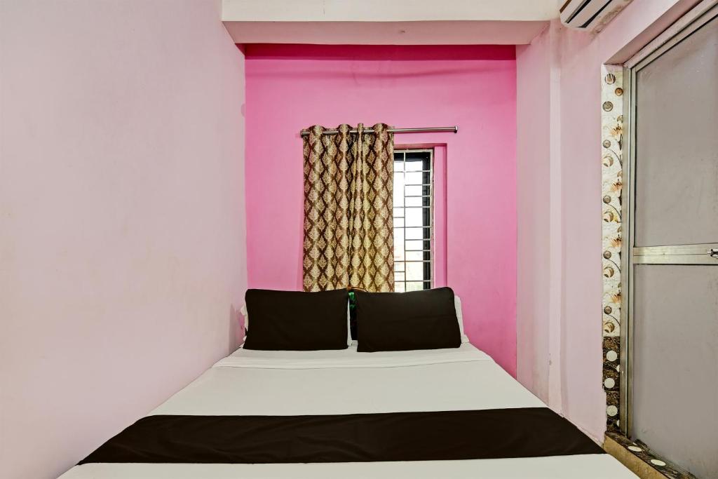 Postel nebo postele na pokoji v ubytování Hotel O Mahalaxmi lodge