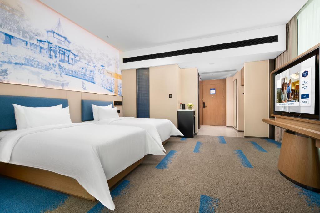 TV a/nebo společenská místnost v ubytování Hampton by Hilton Foshan Shunde Beijiao