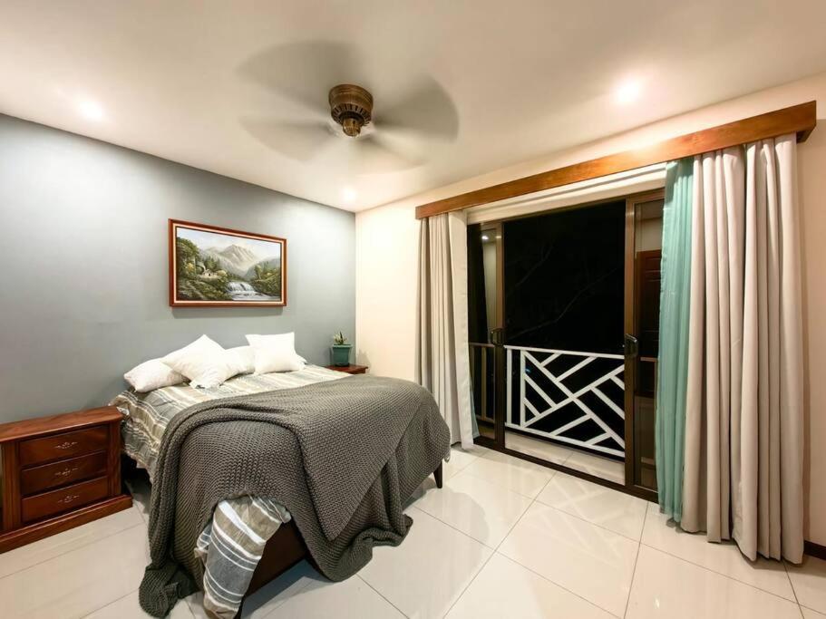A bed or beds in a room at Apu House, Privacidad y paz para disfrutar en pareja, familia o amigos, con aire acondicionado