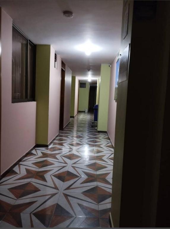 pasillo con suelo de baldosa en un edificio en Hotel Torre Bolívar, en Pasto