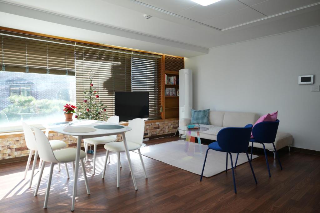 a living room with a table and chairs and a couch at Stay Vibe Healing House in Seoul