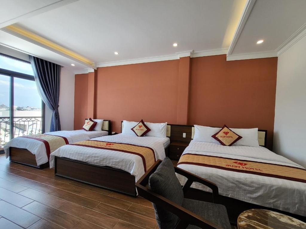 RUBY HOTEL Vĩnh Long - Familiensuite Mit Balkon