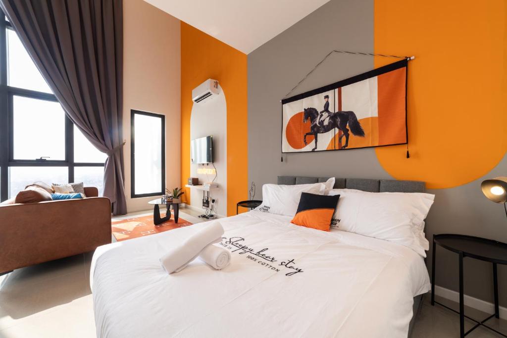 ein großes weißes Bett in einem Zimmer mit orangefarbenen Wänden in der Unterkunft HighPark Suites by Sleepy Bear in Petaling Jaya