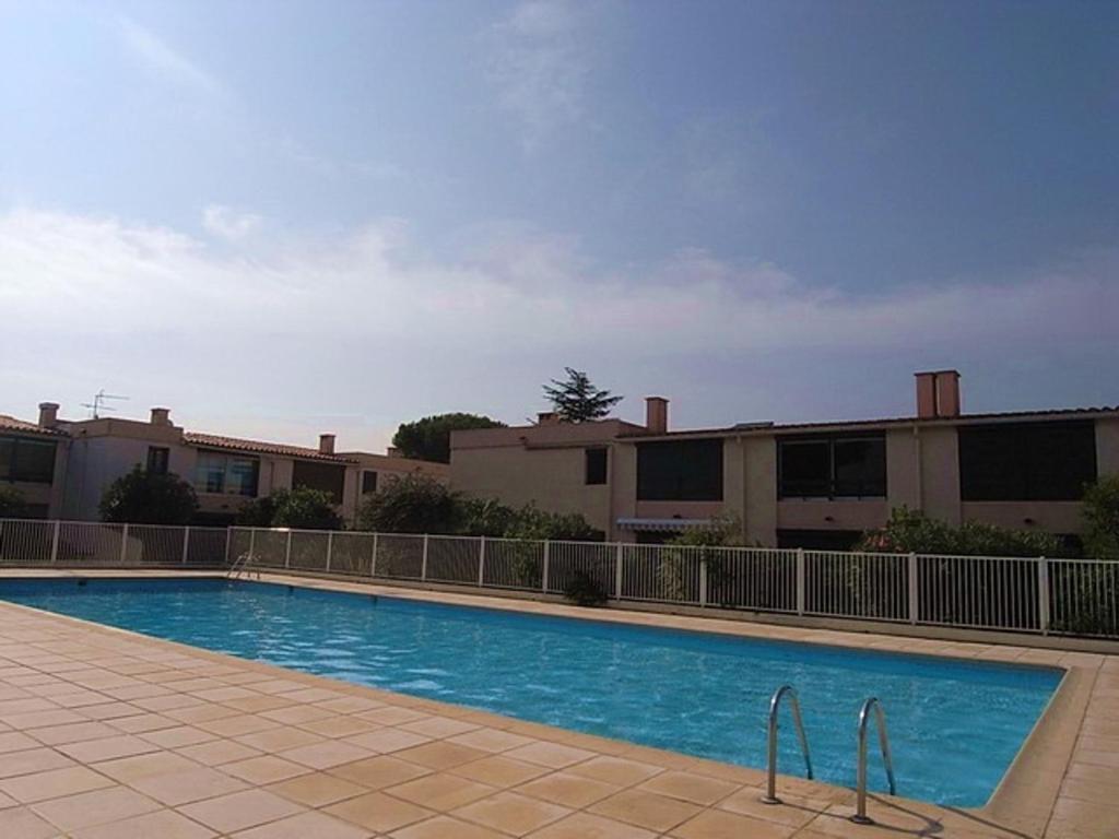 une grande piscine en face de certains bâtiments dans l'établissement Appartement Argelès-sur-Mer, 2 pièces, 4 personnes - FR-1-776-73, à Argelès-sur-Mer
